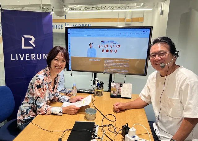 Yuko Arimori — Olympic Marathon silver and bronze medalist — at the LIVERUN broadcast desk during her guest session, with a LIVERUN trainer